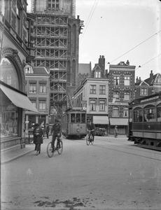 62457 Afbeelding van een tram op de Maartensbrug te Utrecht met rechts de voorgevels van enkele huizen aan de Lichte ...